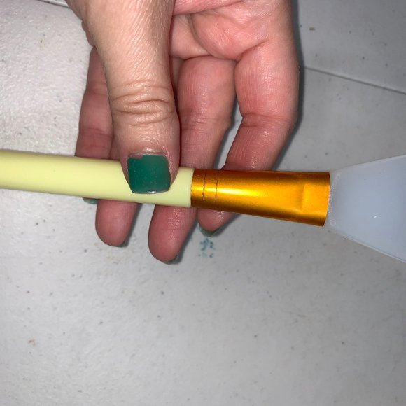 *Free Gift* Silicone Skincare Paddle Brush - Picture 2 of 3